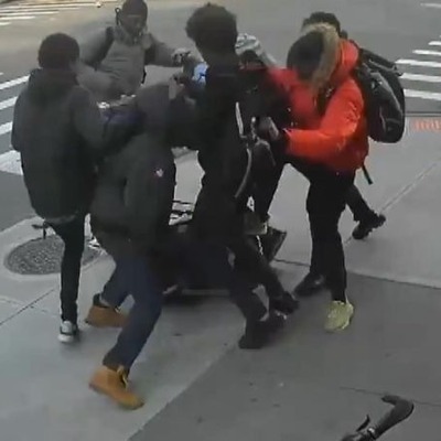 20 kişiden genç kıza meydan dayağı!