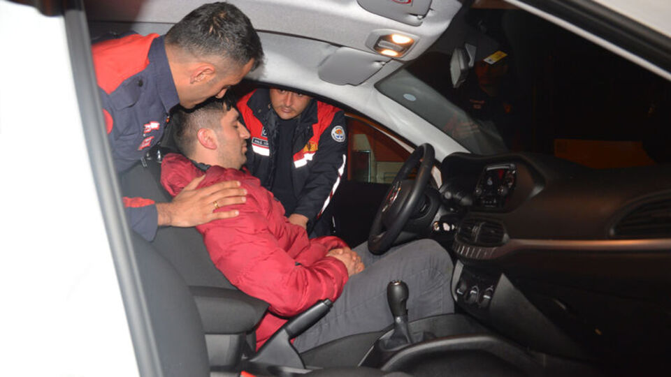 Yolun ortasında aracını çalıştırdı! Sonra polis alarma geçti!