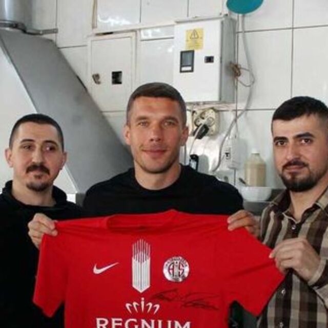 Podolski, köfte piyazı da sevdi