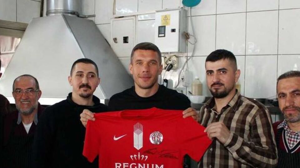 Podolski, köfte piyazı da sevdi