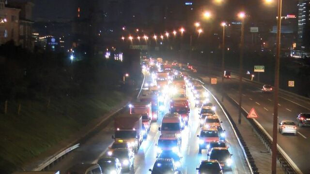 TEM'de kaza! Trafik kilitlendi