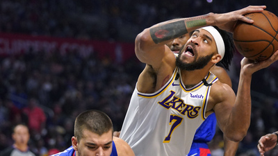 Los Angeles derbisinin galibi Lakers