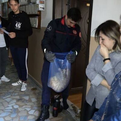 Ölen kedisine öyle bir baktı ki!