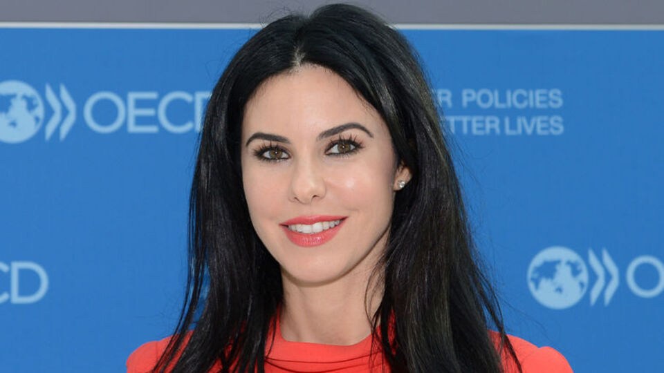 Defne Samyeli kimdir?