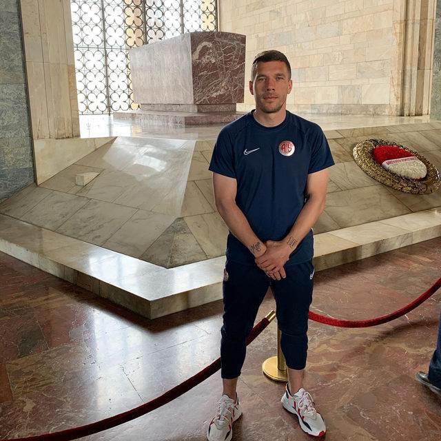 Podolski, Anıtkabir'i ziyaret etti