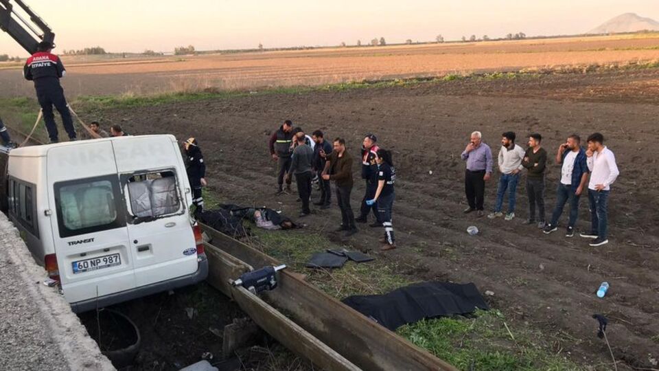 Minibüs devrildi! Ölü ve yaralılar var