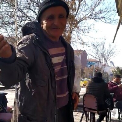 Dilenmek için her gün şehir dışına çıkıyor!