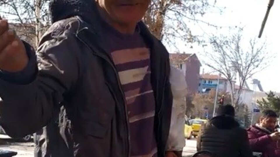 Dilenmek için her gün şehir dışına çıkıyor!