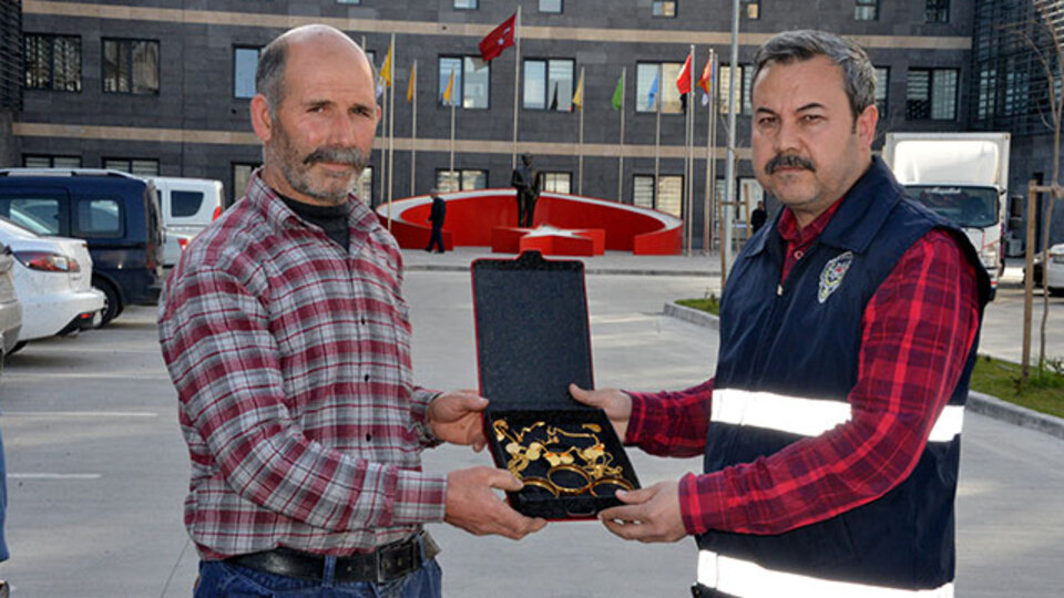 35 bin liralık altını teslim edecekti... Polis engelledi