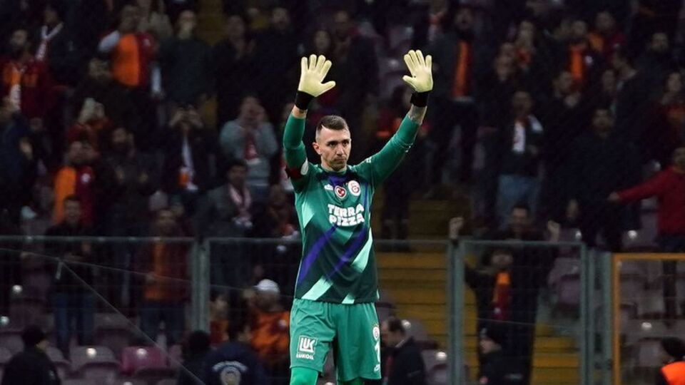 Muslera, Beşiktaş derbisi kaçırmadı