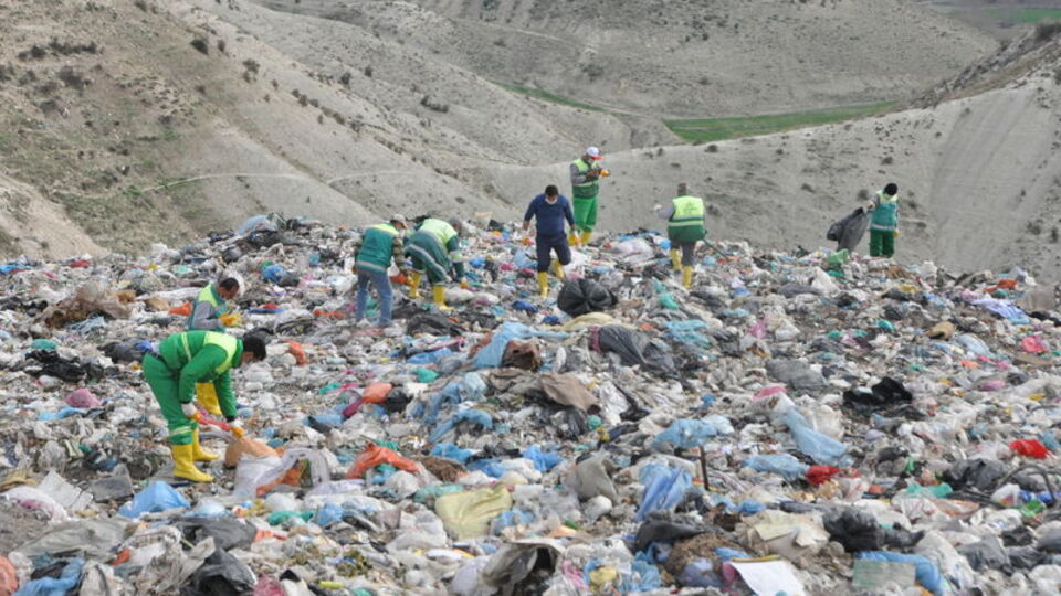 Bir anne nasıl yapar? Çöpteki bebek!