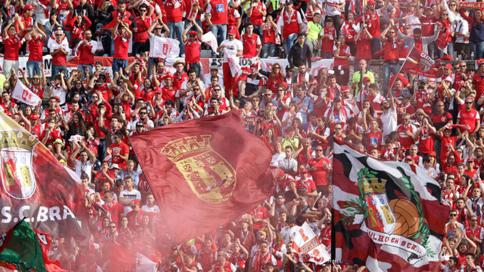 Portekiz'de futbola ara verildi!