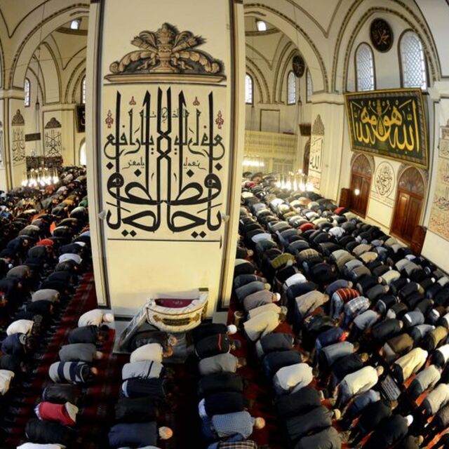 Bursa Cuma namazı saati kaçta?