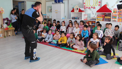 Polisler, çocuklar için tiyatrocu oldu