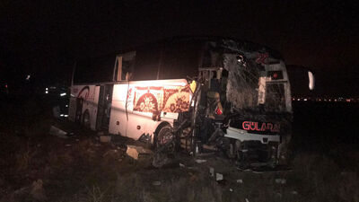 Yolcu otobüsü TIR'a çarptı: Çok sayıda yaralı var