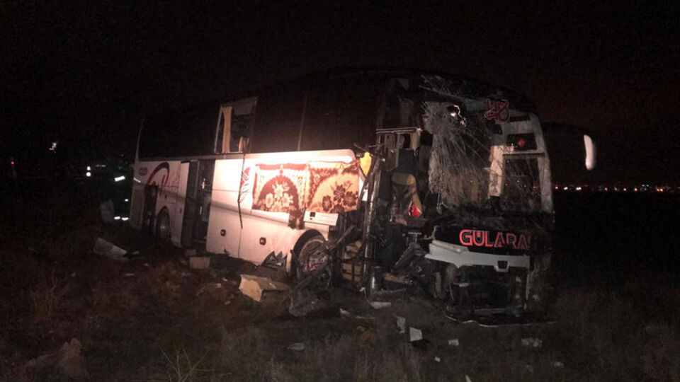 Yolcu otobüsü TIR'a çarptı: Çok sayıda yaralı var