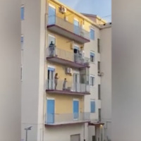 İtalyanlar balkonlara çıktı, birbirlerine destek oldu!