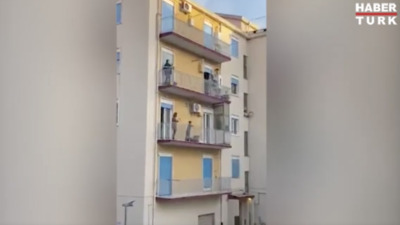 İtalyanlar balkonlara çıktı, birbirlerine destek oldu!