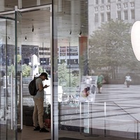 Dünyadaki tüm mağazalarını kapatıyor