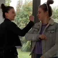 Gamze ile Burcu'nun 'koronavirüs' selamlaşması