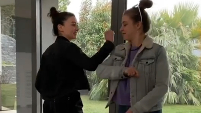 Gamze ile Burcu'nun 'koronavirüs' selamlaşması