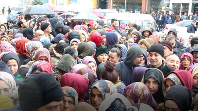Koronavirüs uyarılarına rağmen mağaza açılışında izdiham dikkat çekti
