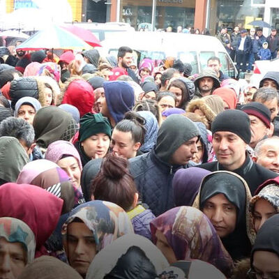 Koronavirüs uyarılarına rağmen mağaza açılışında izdiham dikkat çekti