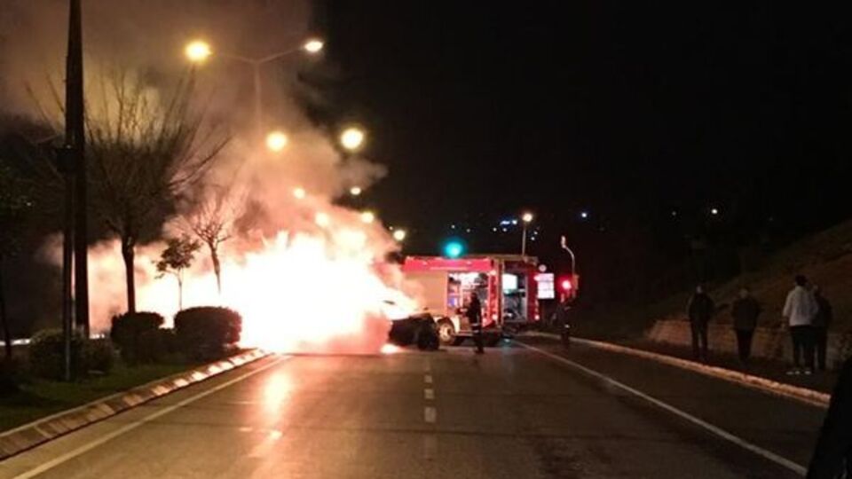 Beton mikserine çarpan araç alev alev yandı
