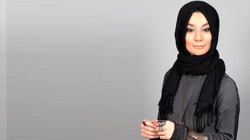Esra Elönü kimdir?