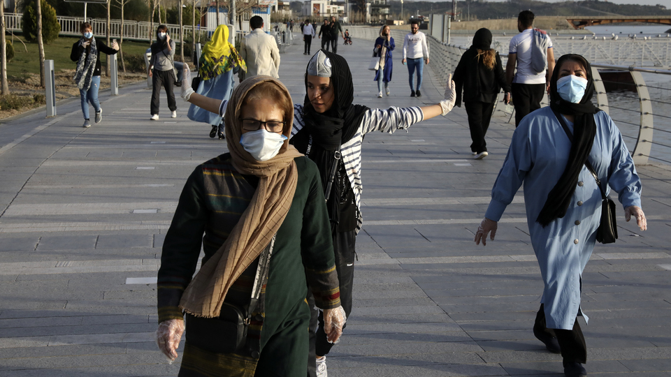 İranlılar balkonlarda İran marşı söylediler!