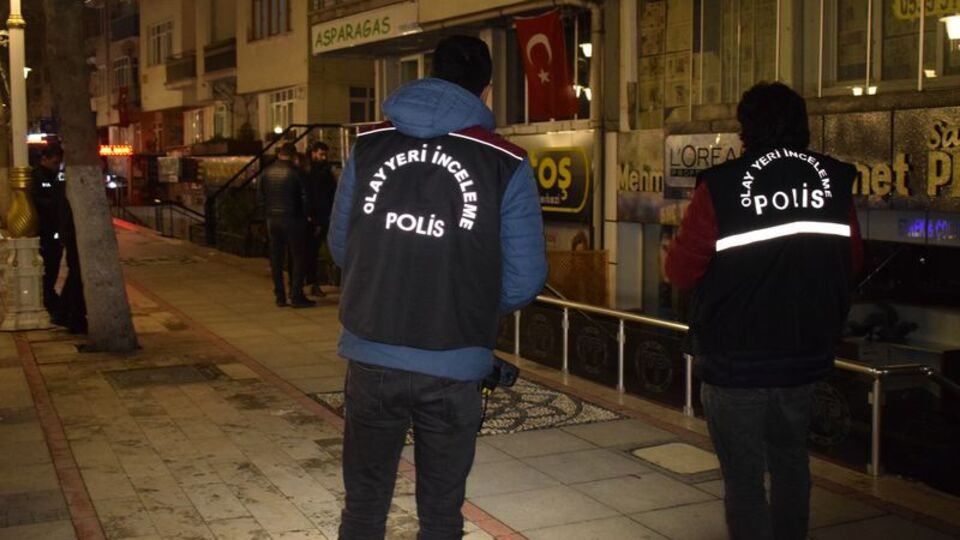 Silahla oynarken kendini vurdu