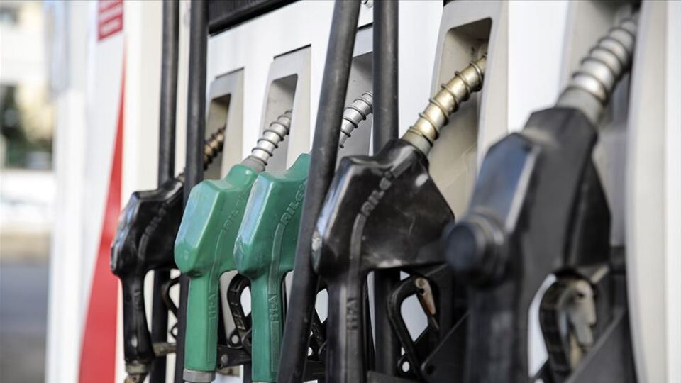 Benzinde 3. büyük indirim