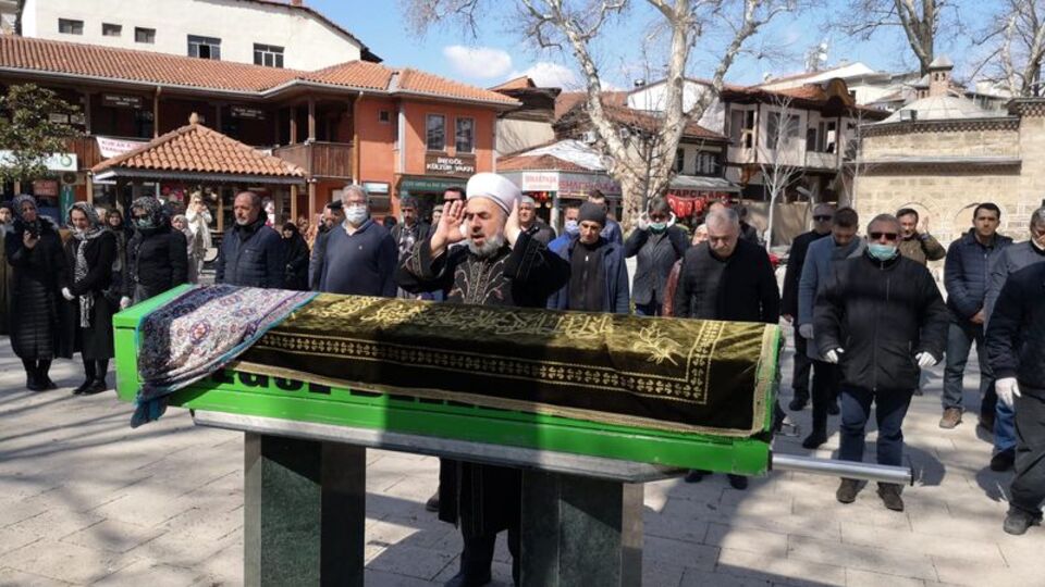 Cenaze namazında 'virüs' safı