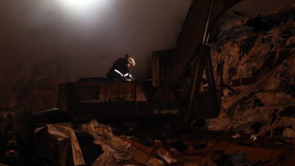 Birçok kez yanan fabrikada yine yangın