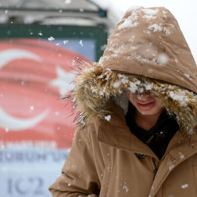 Türkiye donuyor! Kıyıda sağanak içeride kar var