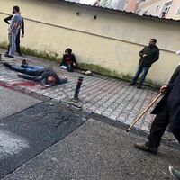 Kadına kurşun yağdırdı! Sokaktaki genci de vurdu!