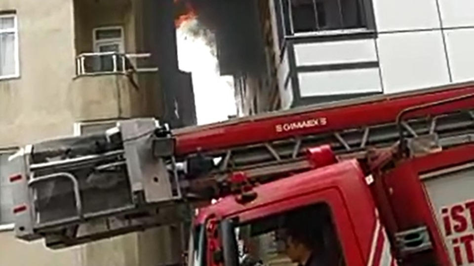 Alev kapanından komşuları kurtardı!