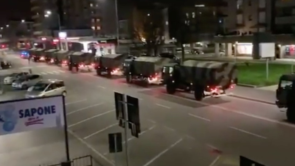 İtalyan ordu araçları tabut taşıyor!