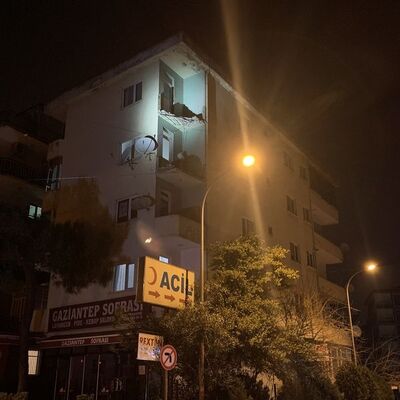 Pendik'te 4 katlı binanın balkonları çöktü