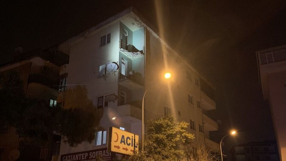 Pendik'te 4 katlı binanın balkonları çöktü