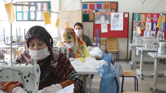 Van'da 4 okulda maske üretimi başladı