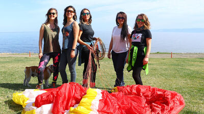 Gökyüzünün hakimi kadın paraşütçüler