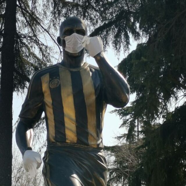 Alex heykeline koronavirüs önlemi