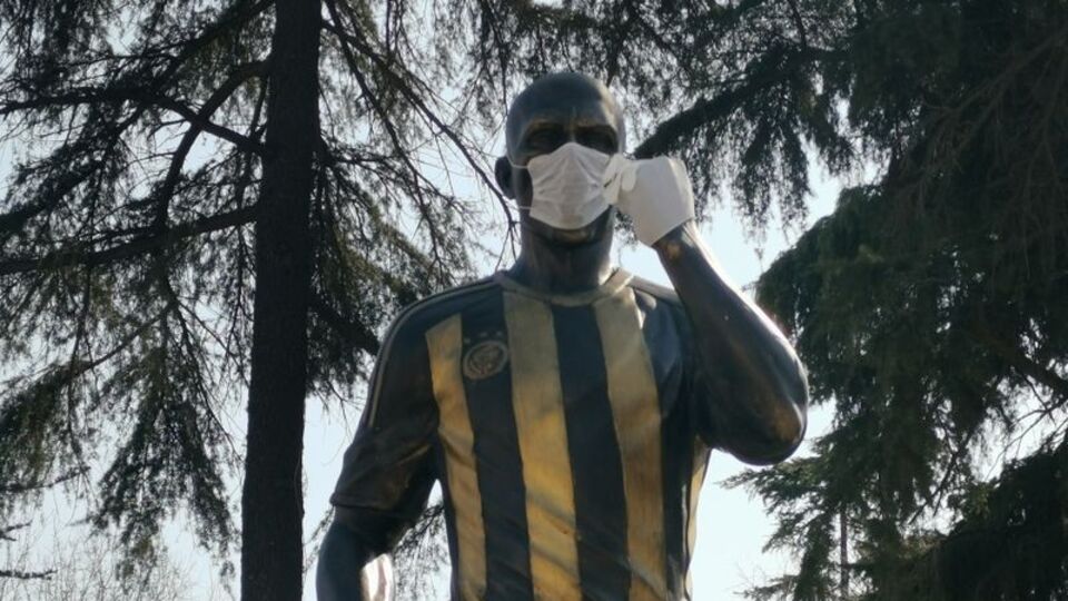 Alex heykeline koronavirüs önlemi