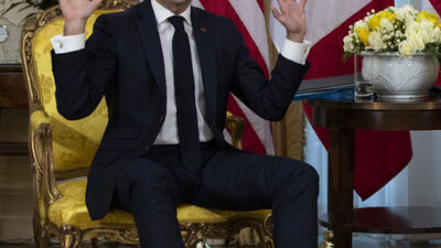 Trump ve Macron'dan Kovid-19 görüşmesi