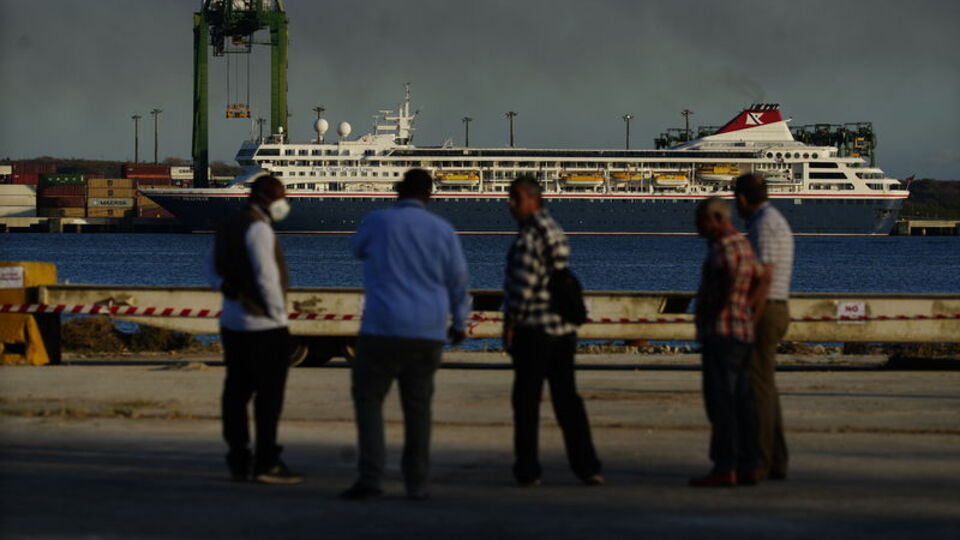 Küba sınırlarını kapatıyor