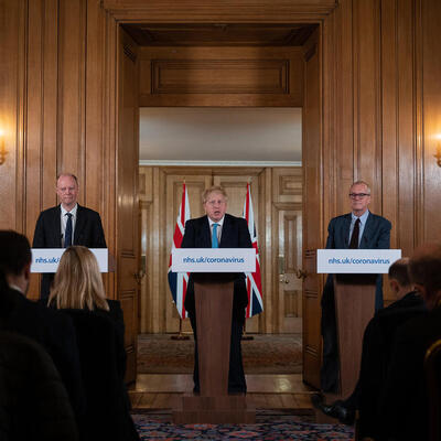 İngiltere 65 bin emekli doktor ve hemşireyi göreve çağırıyor!