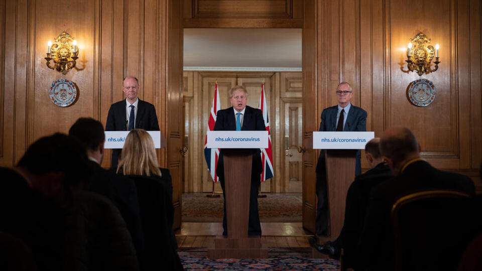 İngiltere 65 bin emekli doktor ve hemşireyi göreve çağırıyor!