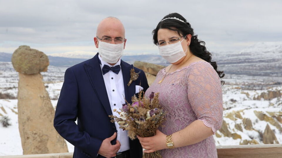 Düğün fotoğrafı çektiren çiftten maskeli önlem