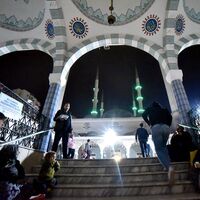 Kandilde camiler kapalı mı?